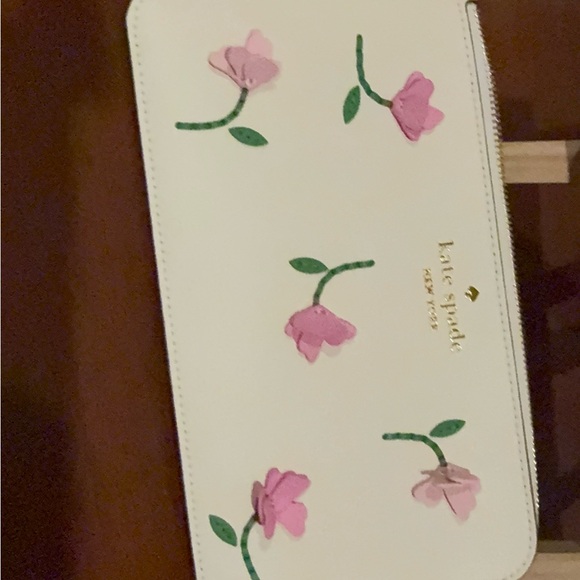 Kate Spade New York Lucy Applique Medium L-Zip Wristlet - Picture 5 of 10